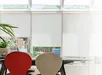 Rood en beige rolgordijnen voor een raam met planten op de vensterbank
