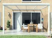 Witte moderne terrasoverkapping met houten meubels en planten
