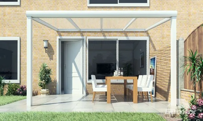 Witte moderne terrasoverkapping met houten meubels en planten