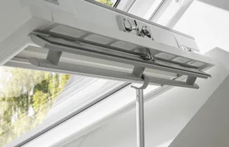 Gezicht op een Velux dakraam met handbediening gemonteerd aan de zijkant