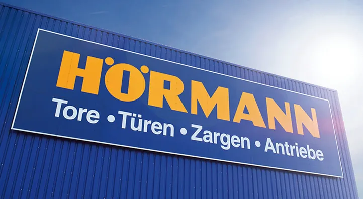Hörmann-schilder met tekst Tore, Türen, Zargen, Antriebe op blauwe achtergrond