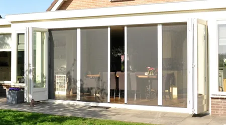 De geplisseerde hordeur is je vriend in de zomer!