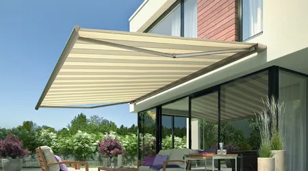 Wat is het verschil tussen een knikarmscherm en een uitvalscherm?