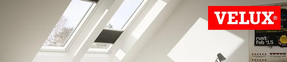 Dakraam met Velux verduisteringsscherm en open dakraam met zicht op bomen
