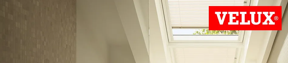 Velux-logo op rode achtergrond met wit tekstschrift en dakraam met rolgordijn in een badkamer met tegels