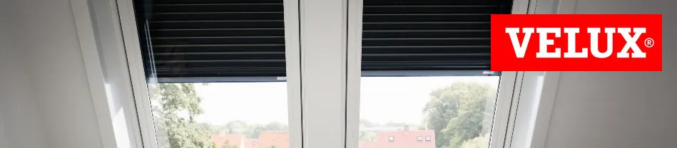 Zwart Velux rolluik gemonteerd in twee dakramen met buitengevel zichtbaar
