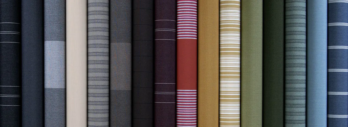 Rij zonweringdoeken in verschillende kleuren en patronen zoals grijs, beige, groen en rood