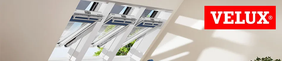 Drie Velux dakramen met buitenzonwering in een woonkamer met natuurlijk licht en planten