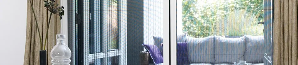 Zonwering met verticale lamellen voorziet ruimte van diffuus daglicht en privacy