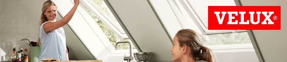 Twee vrouwen in een keuken met grote Velux dakramen, een van hen wijst naar boven