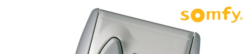 Zilveren Somfy tijdklok gemonteerd aan een muur met logo rechtsboven