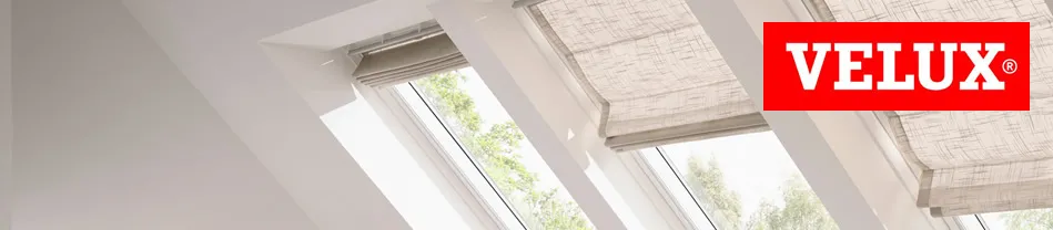 Rood Velux-logo op een houten achtergrond bij een raam