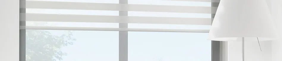 Witte horizontale zonwering voorraam met moderne lamp aan de rechterkant