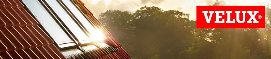 Velux dakraam met zonlicht op een dak met groene bomen in de achtergrond en Velux-logo rechtsboven