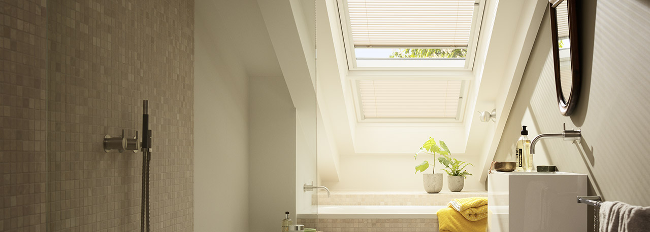 VELUX Handbediende jaloezie met schuifsysteem | Vanaf € 69 ... VELUX Handbediende jaloezie met schuifsysteem | Vanaf € 69 ...