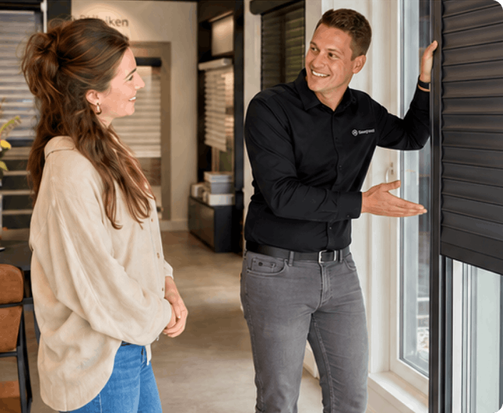 Showroom specialist geeft advies over zonwering