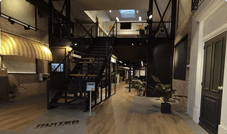 Showroom entree met zonweringopstellingen