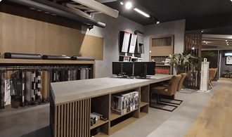 Showroom balie met productstalen