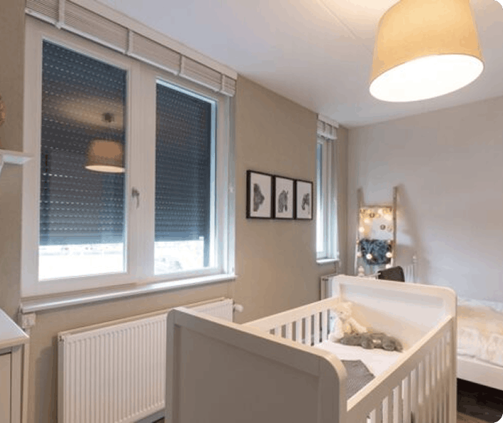 Slaapkamer met rolluiken voor de ramen